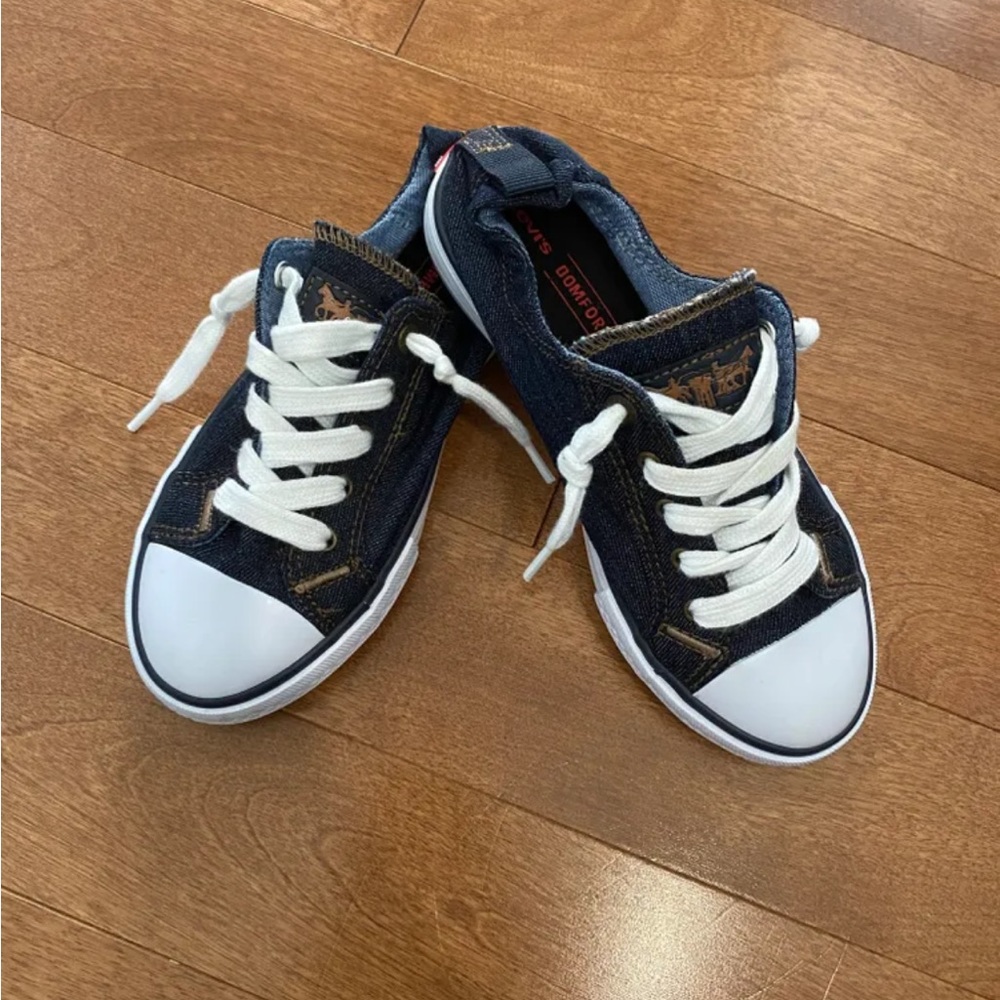 ✨NWOT | Levi’s denim kids slip on sneakers | Size US2